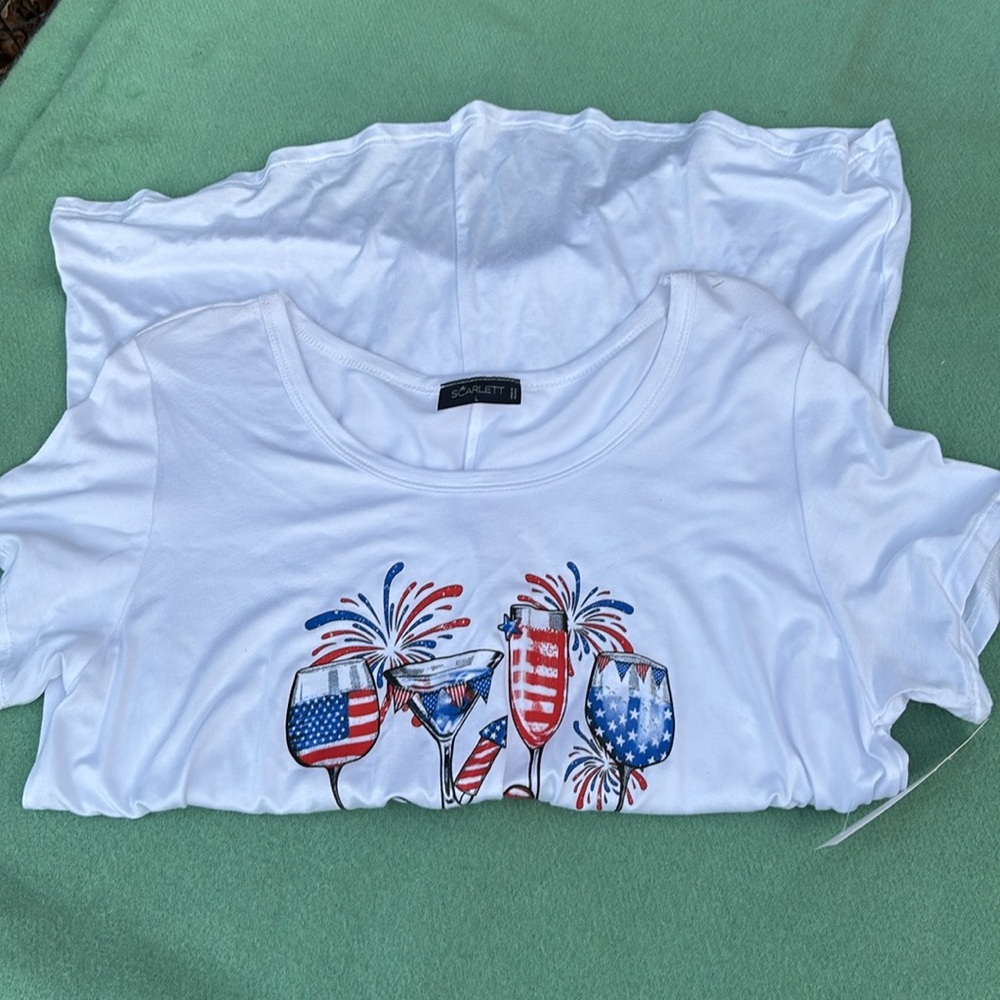NWT Scarlett SS White T-Shirt with Patriotic Wine Glasses Design Twist Front L